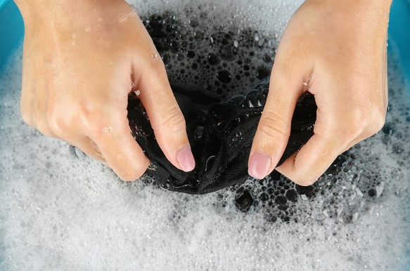 كيفية غسل الملابس السوداء دون تغير الوانها