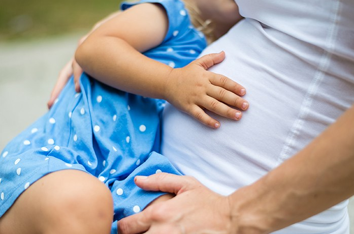 هل حليب الأم الحامل يؤثر على الطفل الرضيع