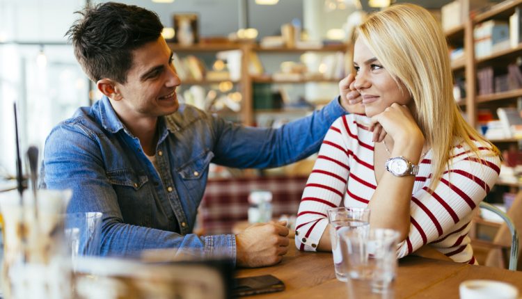 كيف تعرف ان الشخص يحبك في علم النفس