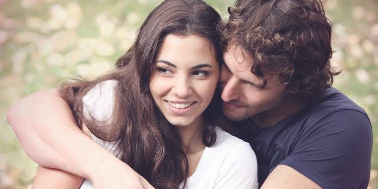 كيف تعرف أن شخص يحبك من خلال الأسئلة