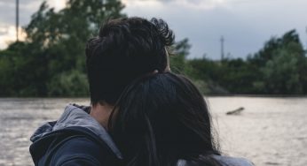 علامات حب الرجل للمرأة في صمت