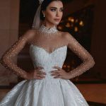 فستان زفاف بأكمام من التل المزين بالترتر اللامع