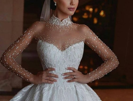 فستان زفاف بأكمام من التل المزين بالترتر اللامع