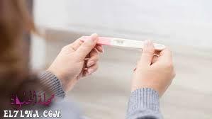 هل نزول دم بني في موعد الدورة من علامات الحمل