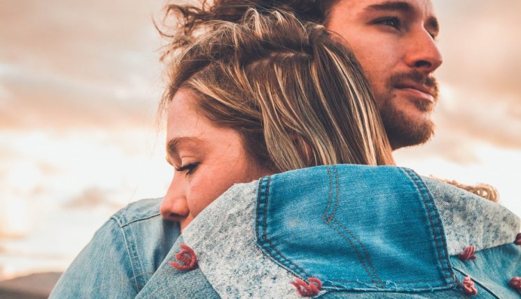 كيف تجعلين الرجل يحبك ولا يستطيع الاستغناء عنك