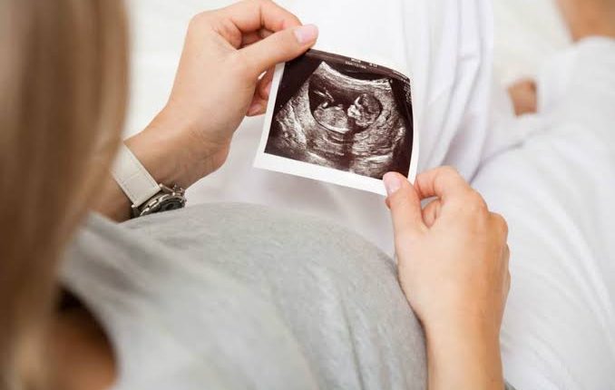 لون افرازات الحمل في الأسبوع الأول