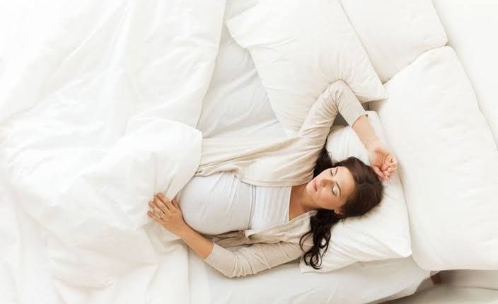 هل كثرة النوم من علامات الحمل بولد