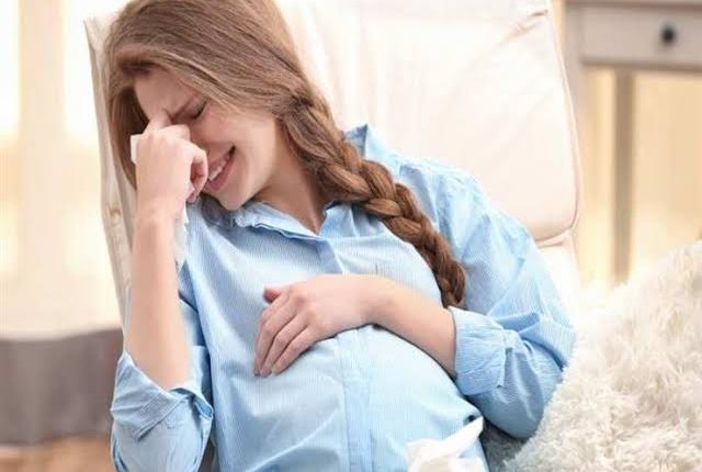 ماذا يحدث للجنين عند بكاء الام