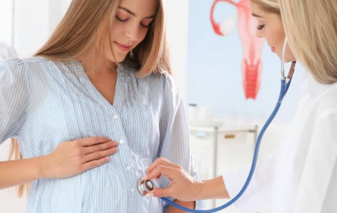 أسباب نزول إفرازات بيضاء أثناء الحمل