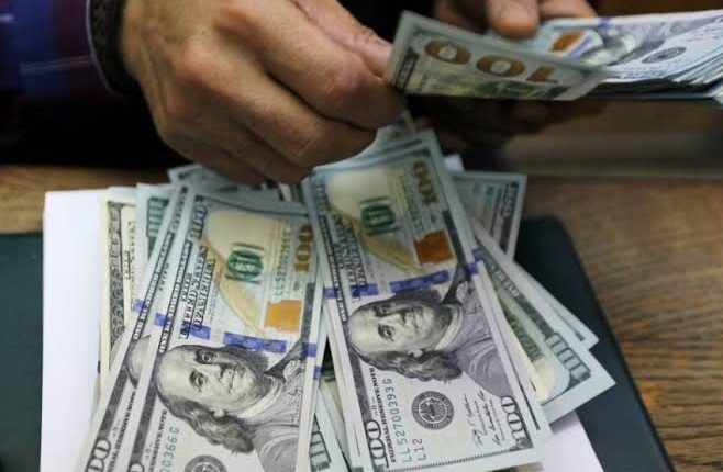سعر الدولار في جميع البنوك اليوم .. البنك المركزي المصري يحرر أسعار الصرف ويلغي قيود الاستيراد