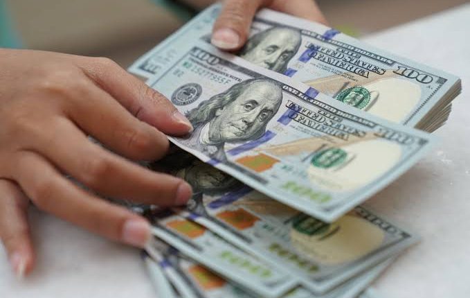 سعر الدولار اليوم في جميع البنوك .. الدولار يتخطى الـ24 في البنوك تراجع الجنيه 22% بساعات