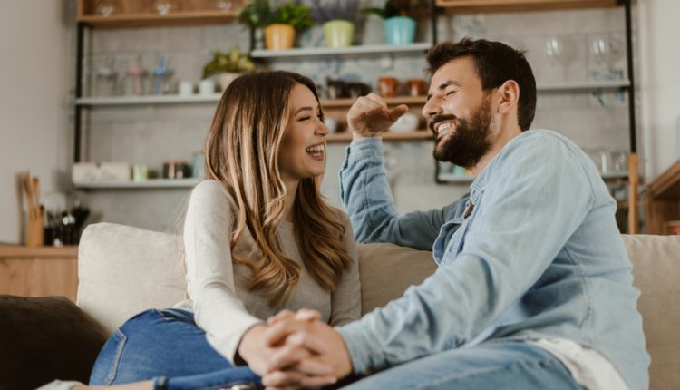 كلمات تجذب الرجل في الهاتف أفعال تذيب قلب الرجل