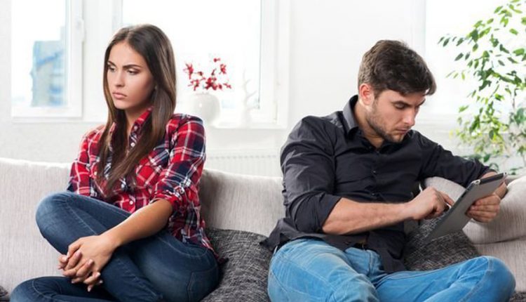 علامات إهمال الزوج لزوجته