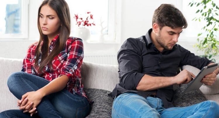 ماهو شعور الرجل عندما تتجاهله حبيبته