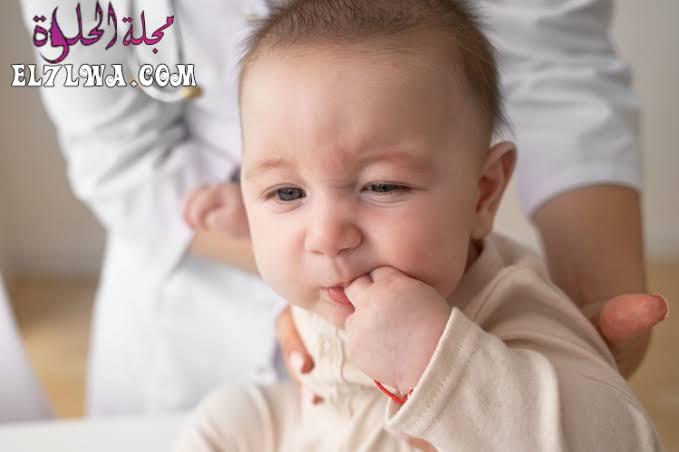 لماذا يضع الرضيع يده في فمه في الشهر الثالث؟ الأسباب والحلول